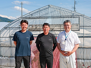 左から、泉菜株式会社社長・会長・ 山形県拠点職員