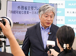 インタビューを受ける花田地方参事官