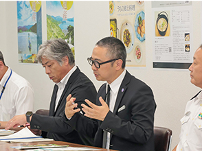 自衛隊山形地方協力本部　佐藤援護課長（右から2人目）