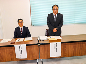 実施計画の概要を説明する阿曽 代表取締役(右)