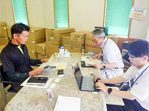 直売所店舗内での意見交換の様子。左が三浦さん