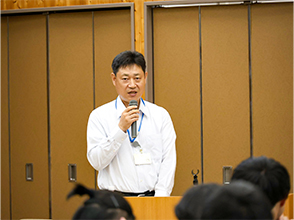 説明を行う山形県拠点職員