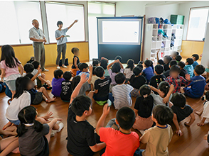 低学年への講話の様子