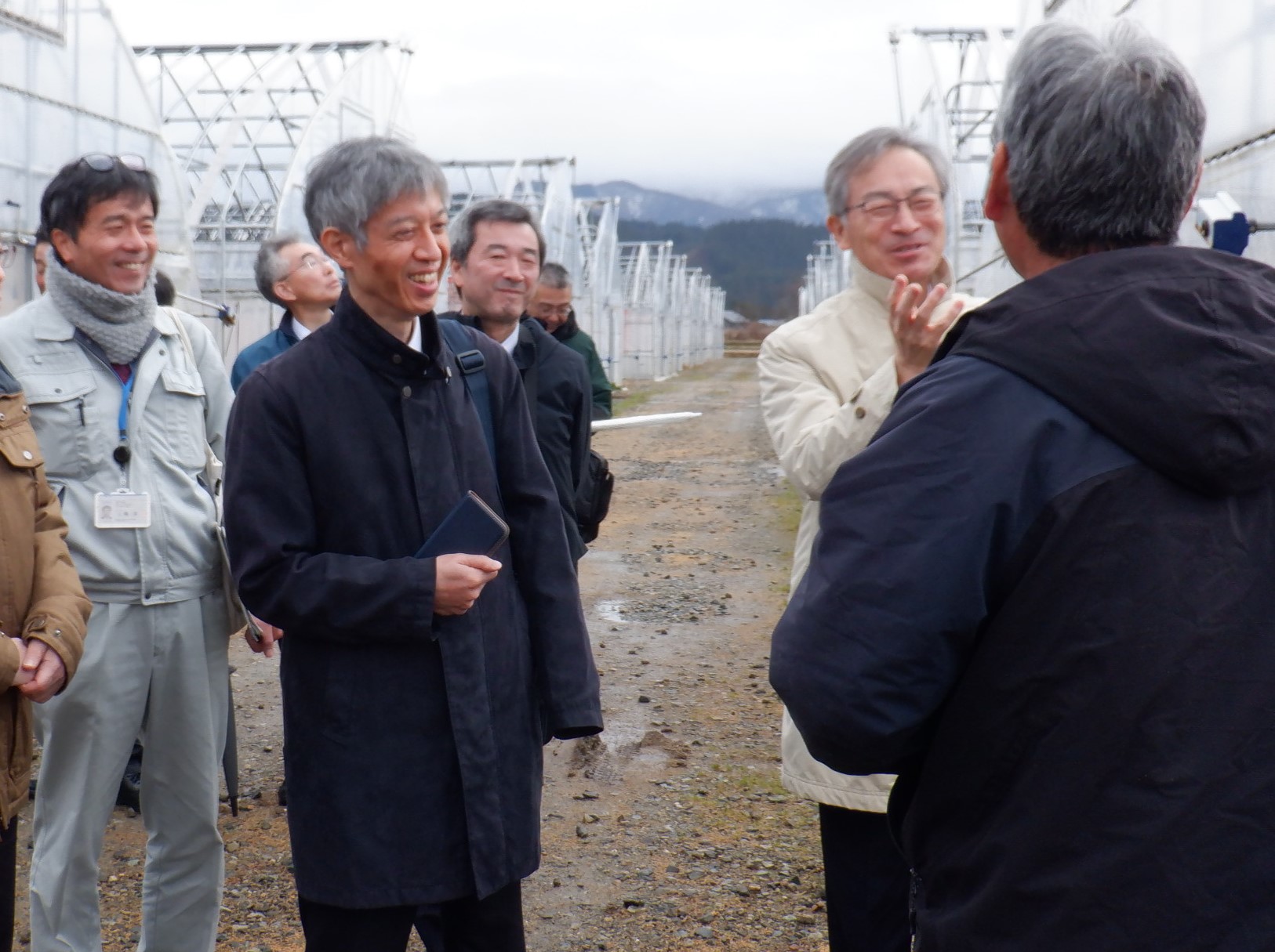 説明を受ける永井局長