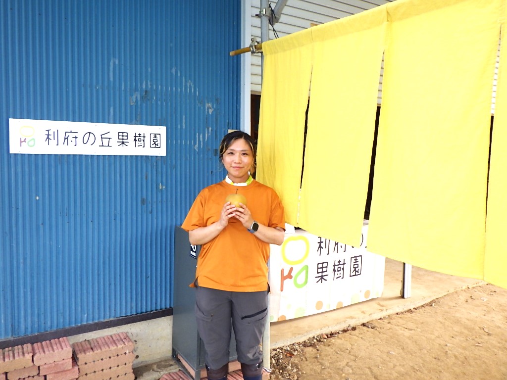 観光果樹園入口でお出迎え(大津代表)