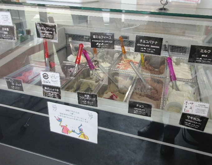 店内のショーケース(日本酒、サキホコレもあります)