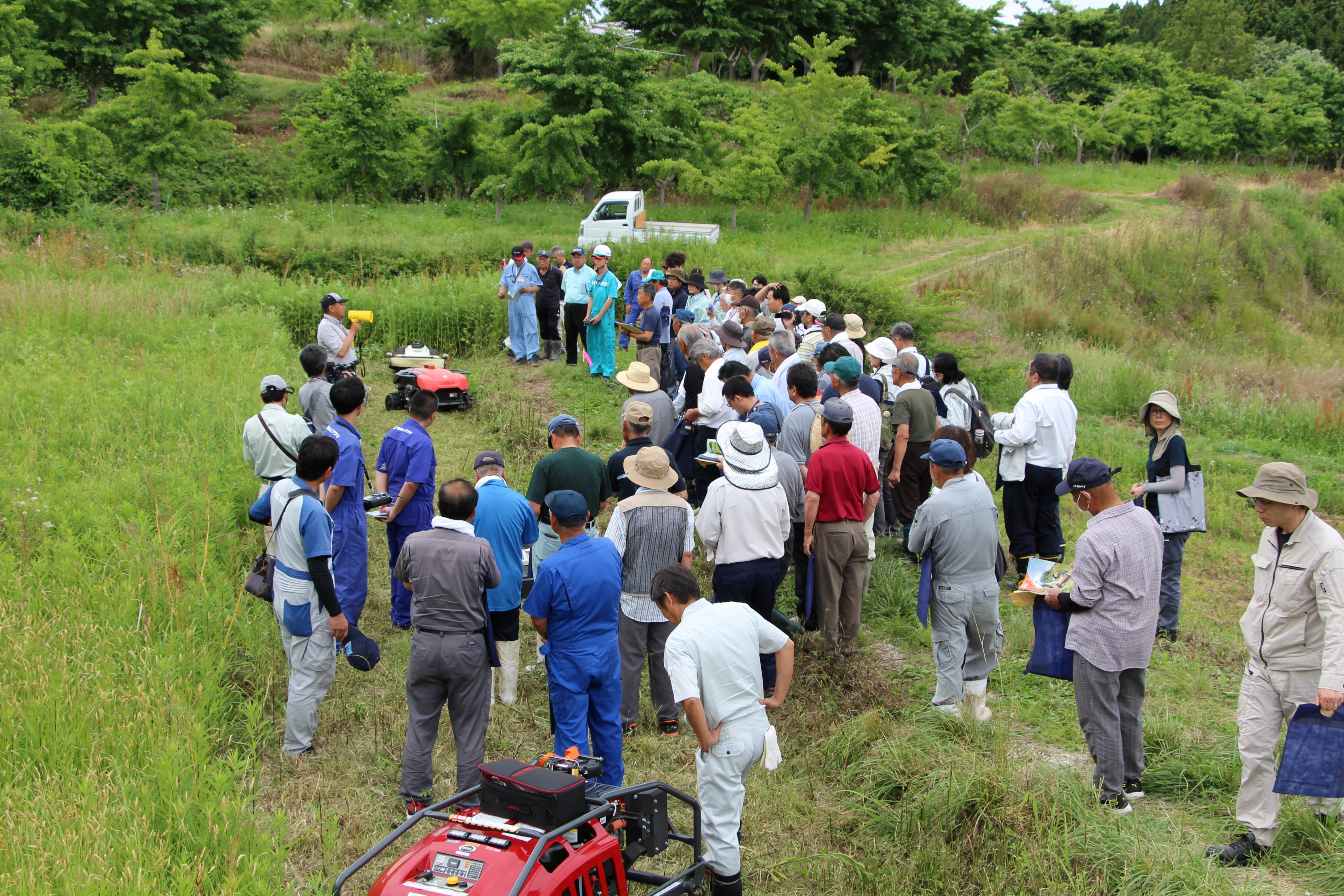実演研修会に集まった地域の生産者ほか関係者