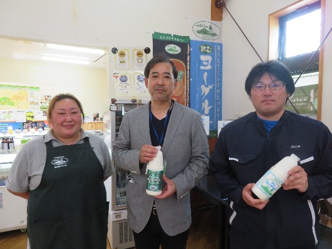 事務局長の角岸さん（中央）、道の駅しんごうのスタッフ（左）、ＪＡ担当者（右）