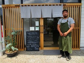 宮城地域からの便り レストラン前の佐藤氏