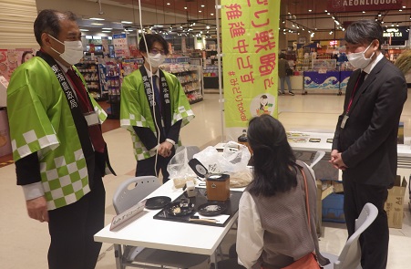 もみ殻がバイオ炭の原料になることを説明する奥平地方参事官（令和7年4月10日撮影）