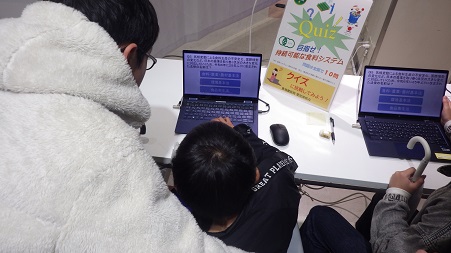 親子でクイズに挑戦する様子（令和7年4月13日撮影）