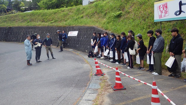 学生に説明する奥平地方参事官（令和７年５月８日撮影）