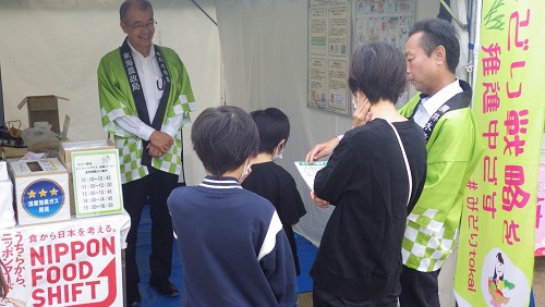 みどり戦略を説明する愛知県拠点職員（令和6年11月2日撮影）