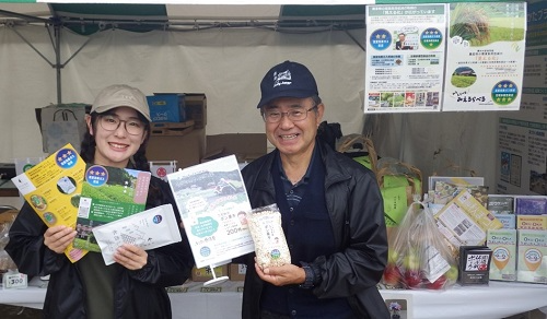 「みえるらべる」を貼付した米加工品および茶を販売する生産者（右）、岡崎市役所職員（左）（令和6年11月2日撮影）