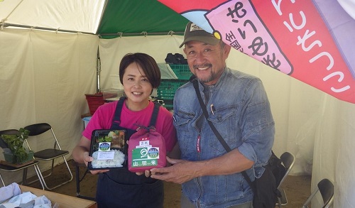 「みえるらべる」を貼付した米および弁当を販売する生産者（令和6年11月3日撮影）