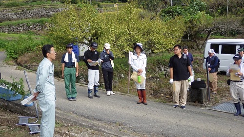 棚田保全活動の参加者に説明する野中地方参事官（左）（令和6年9月12日撮影）