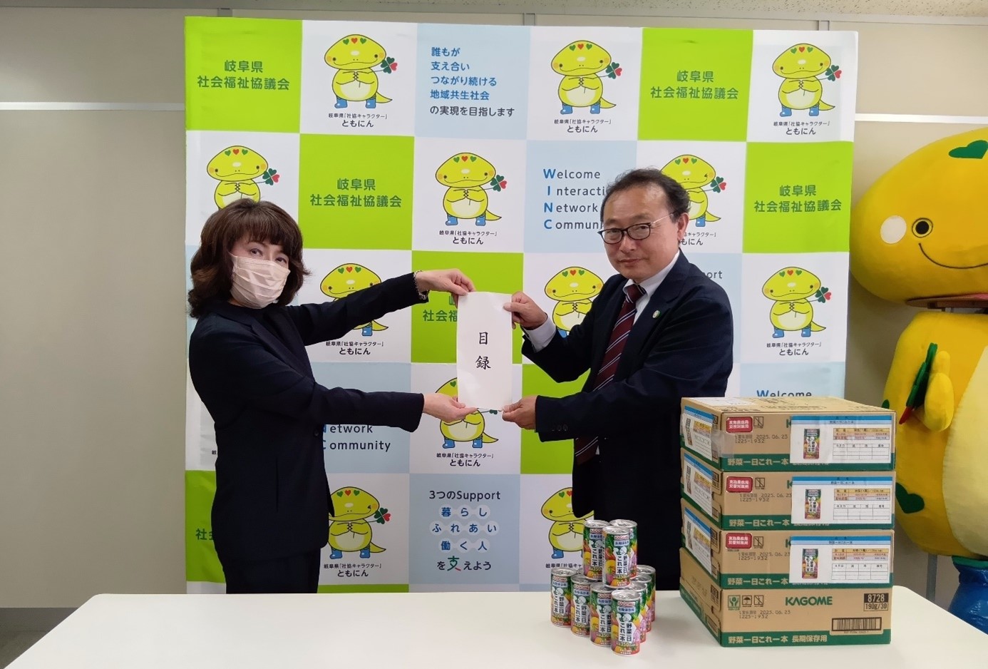目録を受け取った長屋生活支援部長（左）　と加納地方参事官