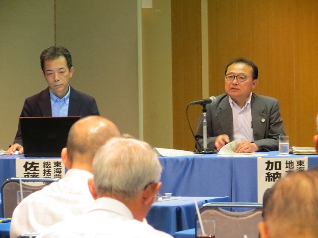 写真：食料・農業・農村基本計画のポイントを説明する加納地方参事官（右）