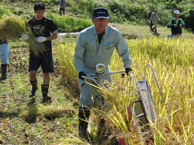 バインダーを操作する加納地方参事官