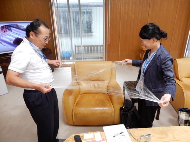 角真綿(かくまわた)の手引き体験を行う加納地方参事官(左)