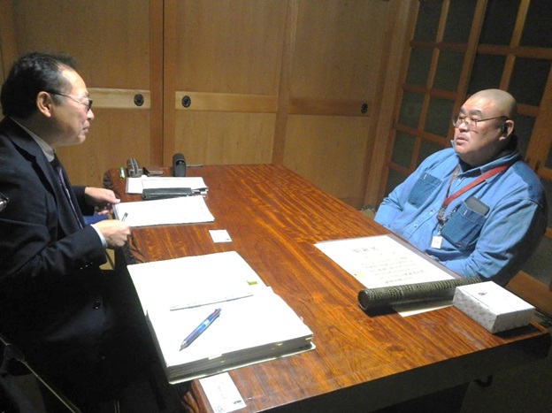 意見交換を行う野原さん（右）と加納地方参事官（左）