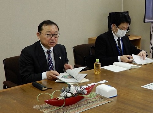 「みどり認定」について説明する加納地方参事官（令和7年3月21日撮影）