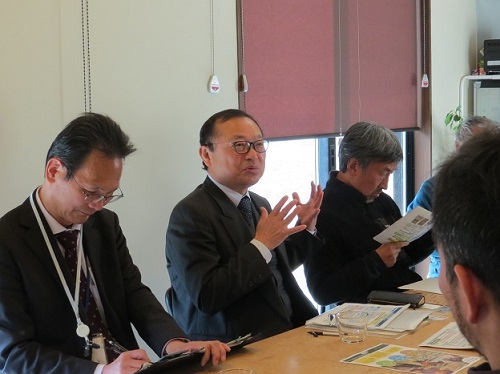 ゆうきハートネットの会員らと意見を交わす加納地方参事官（中央）（令和7年2月19日撮影）