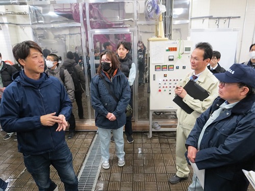 芋焼酎蒸留所で意見交換を行う野村代表取締役（左）と加納地方参事官（右）（令和7年1月30日撮影）
