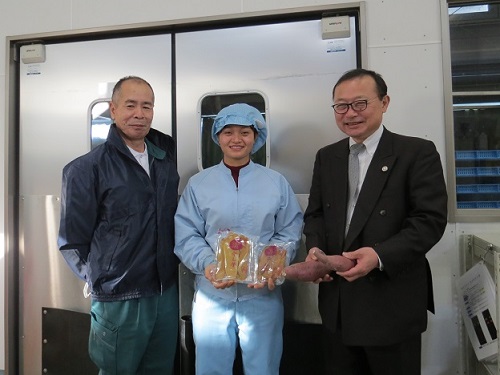 サポートいびが製造する「揖斐の蜜干し芋」（左から、藤本参与、特定技能1号として同社に従事しているベトナム出身のルオンさん、加納地方参事官）（令和7年1月21日撮影）