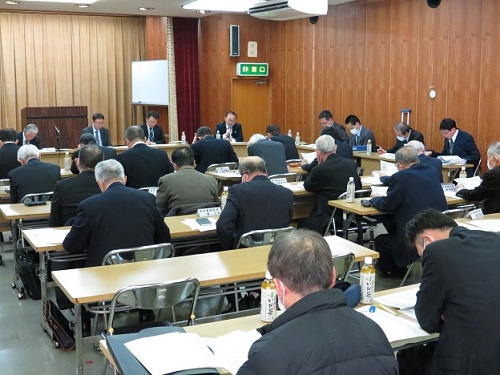 写真：熱心に説明を聴く常設審議委員会の委員（令和7年1月15日撮影）