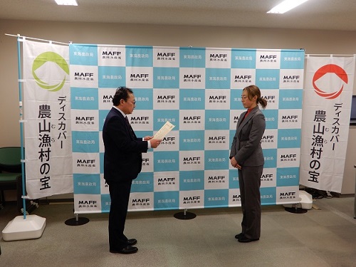 選定証授与式の様子（加納地方参事官（左）、寺田氏（右））（令和6年12月23日撮影）