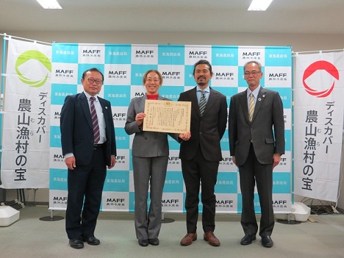 集合写真（左から加納地方参事官、寺田氏、保木（ほき）氏（寺田農園取締役）、高山市林農政部長）（令和6年12月23日撮影）