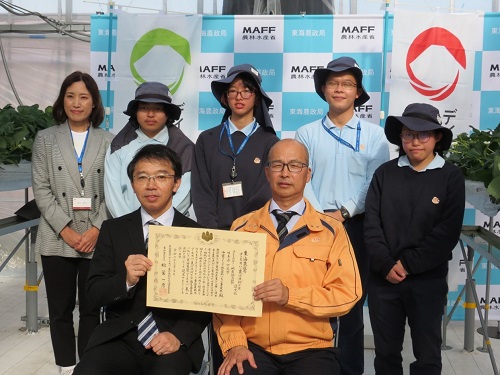選定証を受け取った中電ウイング株式会社いちご事業部のみなさん（前列左から、近藤課長補佐、安田いちご事業部長、後列左から深谷氏、榊氏、酒井氏、加藤氏、浅野氏）（令和6年12月20日撮影）