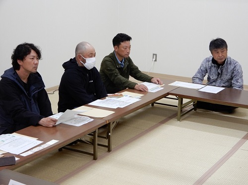 意見交換の様子（右から、農事組合法人グリーンガイア 山根代表理事組合長、ひるがの高原だいこん生産出荷組合 川端組合長、大屋副組合長、大洞副組合長）（令和6年11月15日撮影）