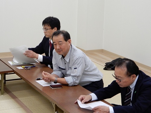 意見交換を行う秋葉東海農政局長（中央）と加納地方参事官（右）（令和6年11月15日撮影）