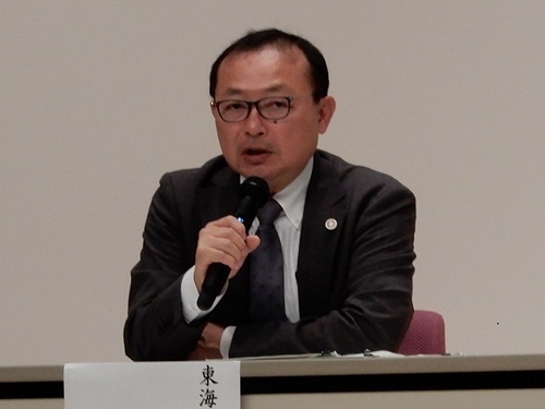 写真：パネルディスカッションで発言する加納地方参事官（令和6年10月31日撮影）
