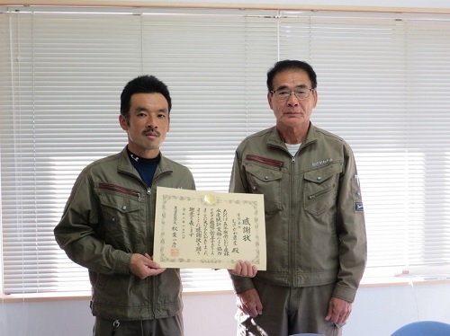 農林水産統計調査協力者として東海農政局長感謝状を受け取った矢田代表（左）と川口相談役（右）（令和6年10月30日撮影）