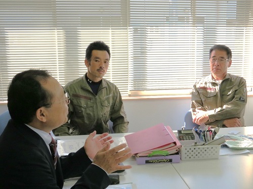 意見交換を行う矢田代表（中央）、川口相談役（右）と加納地方参事官（左）（令和6年10月30日撮影）