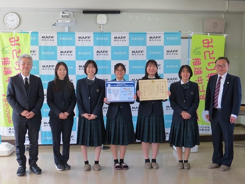 表彰状を受け取った「ヤギさん除草隊チーム」のみなさん（令和7年3月17日撮影）