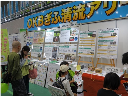 パネル展示で温室効果ガス削減の「見える化」の取り組みや有機農産物を取り扱う事業者・販売先等を紹介（令和6年10月26日撮影）