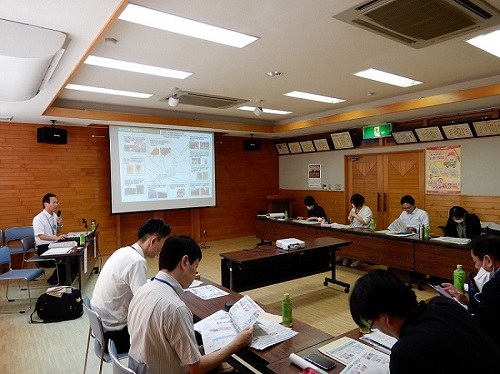 熱心に説明を聴く経営指導員等