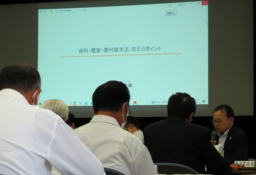 改正基本法について説明する加納地方参事官