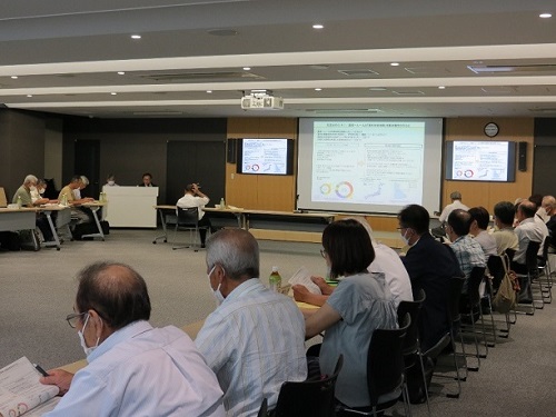 熱心に講演を聴く大垣市農業委員会各委員等