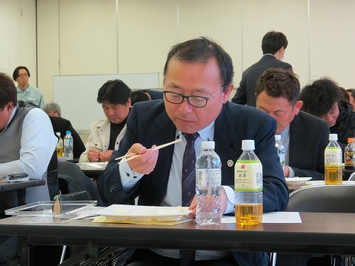 食味評価の審査員をする加納地方参事官（令和7年3月7日撮影）