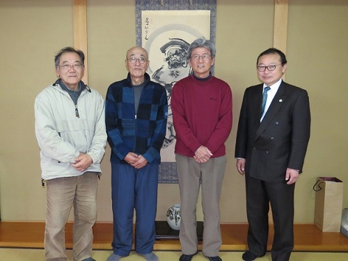 揖斐北方営農組合のみなさん（左から、杉本忠里理事、森本英世監事、森本保彦代表理事組合長）と加納地方参事官（右）（令和7年3月4日撮影）