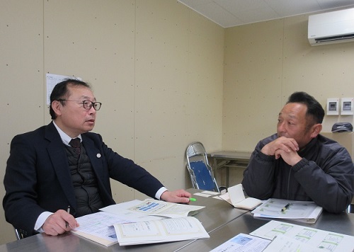 意見交換の様子（右：北村毅さん、左：加納地方参事官）（令和7年2月20日撮影）