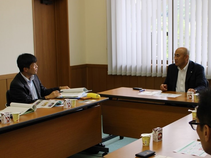 意見交換を行う福井次長(左)と服部町長(右)
