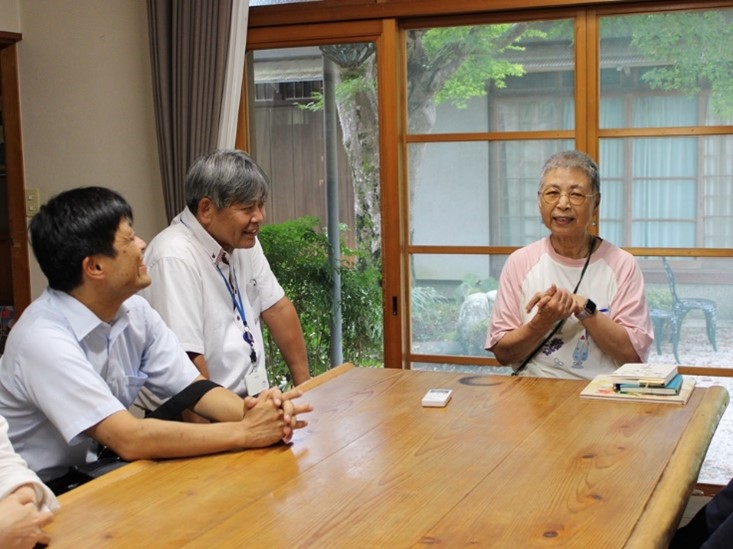 体験民宿「さんずい」の濱様(右)からお話を伺う福井次長(左)と中川地方参事官(中央)