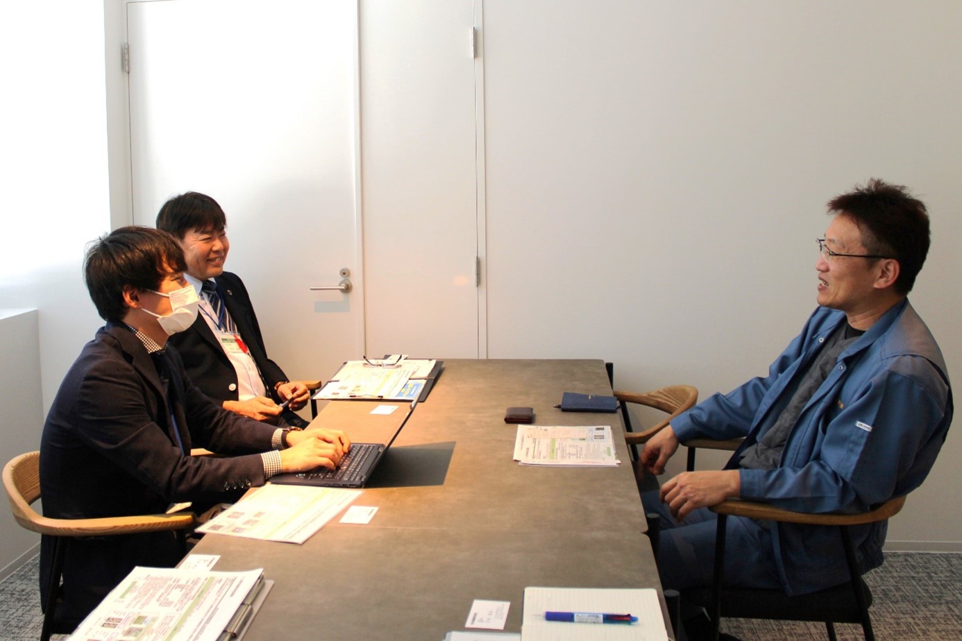 意見交換の様子(右:若林部長、左奥:中川地方参事官)