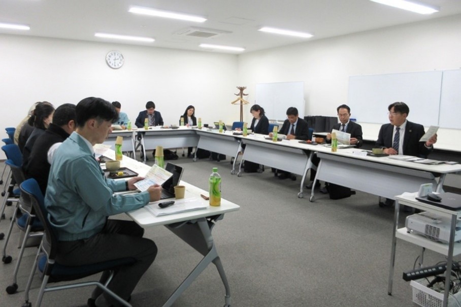 「食料・農業・農村基本計画」について説明する中川地方参事官(右から1人目)